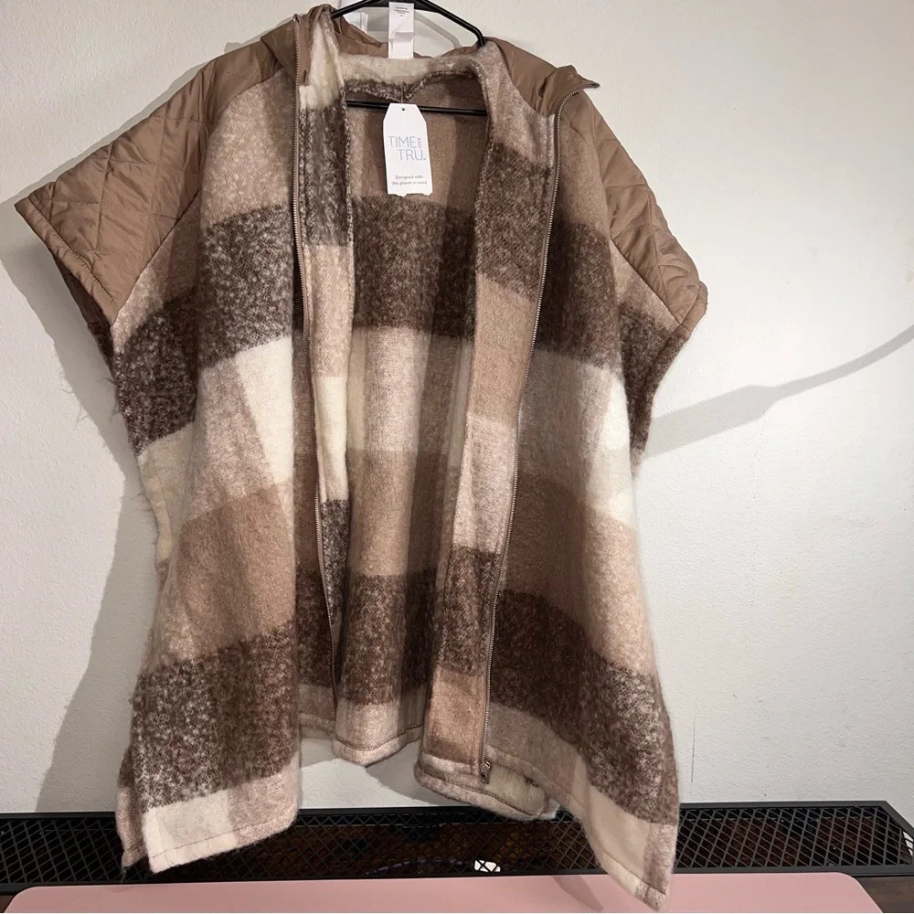 NWT Time & Tru Brown plaid poncho size L-XL Hooded Cozy 30% Recycled Fibers